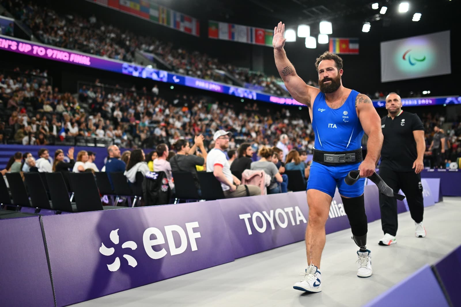 Andrea Quarto saluta il pubblico alle Paralimpiadi di Parigi 2024, finale di para powerlifting